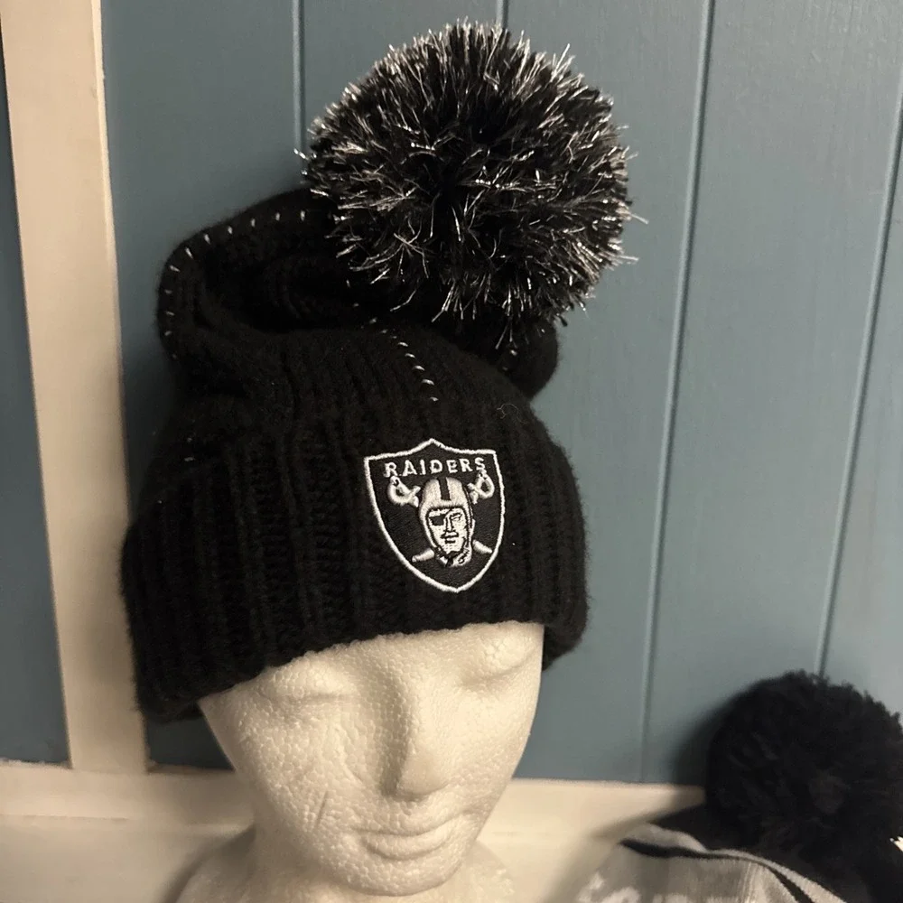 Lot Of Las Vegas Raiders NFL 2 Pom Knit Beanies + Cliff Branch‎ 21 Towel